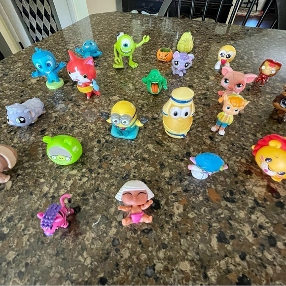 LITTLE TOYS, EASY FOR KIDS TO HOLD & PLAY WITH. 24 PIECES. - Picture 3 of 4